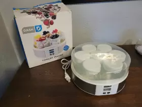 Dash Dsy007ss Electric Yogurt Maker Digital Display Timer Seven 8oz Glass Jars